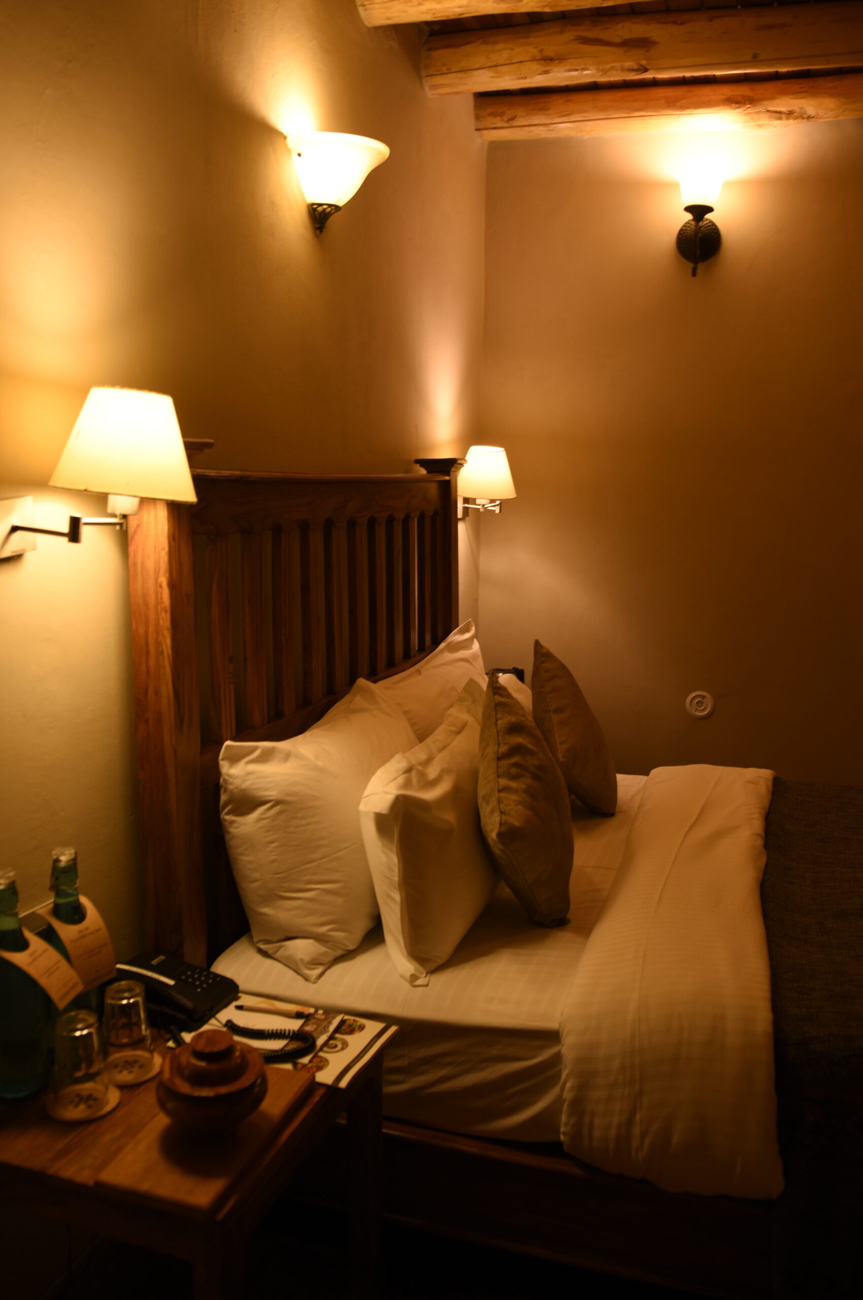 _JNI7852 Luxury stay in Ladakh mud hut bed